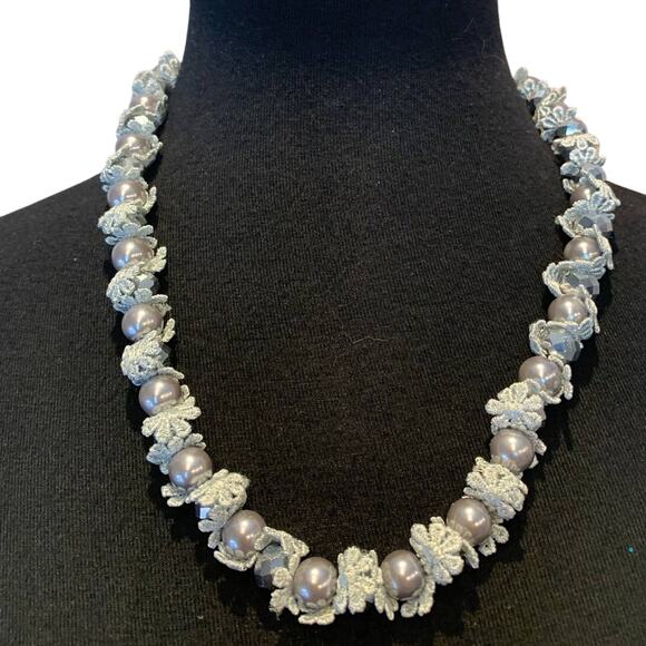 New Christmas Holly Fabric Gift Box of 6 Faux Pearl Lace Womens Necklaces - Picture 7 of 7